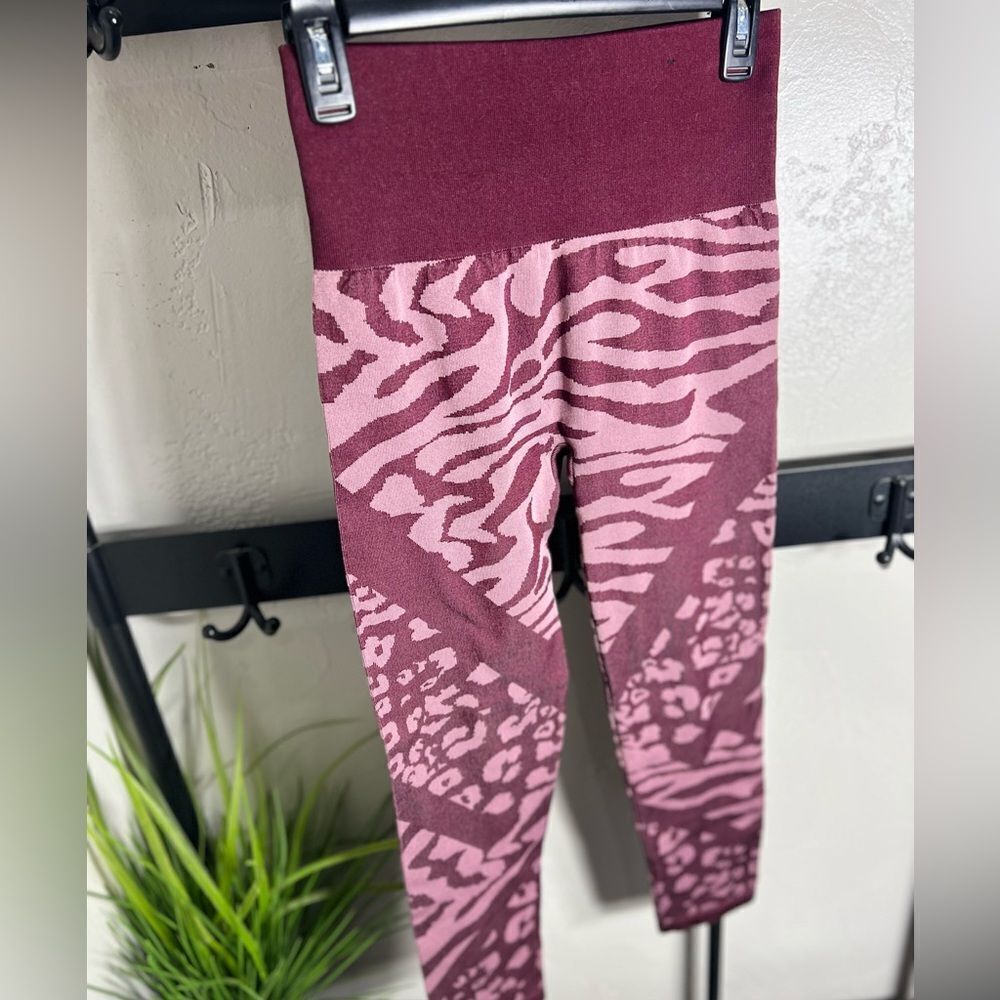 Xersion Seamless leggings Maroon Animal Print Activewear Size Medium - Picture 14 of 14